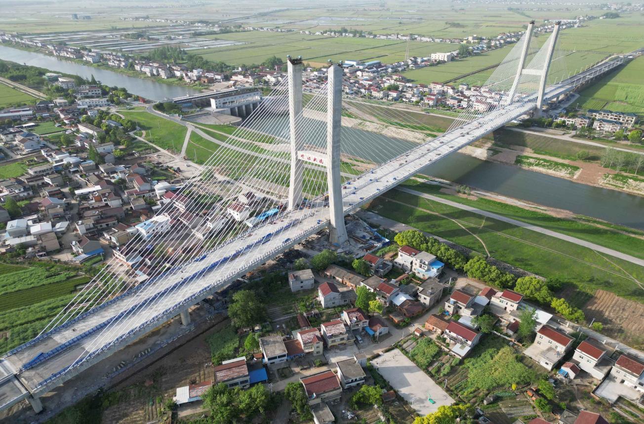 建設(shè)投資集團(tuán)（原路橋集團(tuán)）G347安九二期楊灣河特大橋。安徽建工集團(tuán)供圖