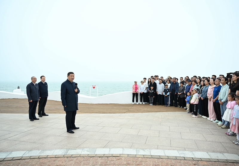 5月22日至24日，中共中央總書記、國家主席、中央軍委主席習(xí)近平在山東考察。這是22日下午，習(xí)近平在日照市陽光海岸綠道同市民和游客親切交流。
