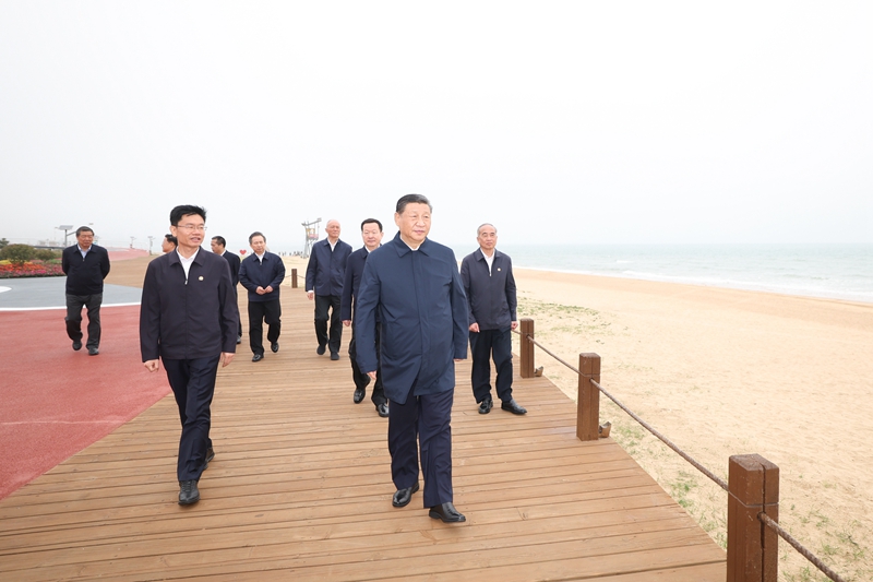 5月22日至24日，中共中央總書記、國家主席、中央軍委主席習(xí)近平在山東考察。這是22日下午，習(xí)近平在日照市陽光海岸綠道考察。