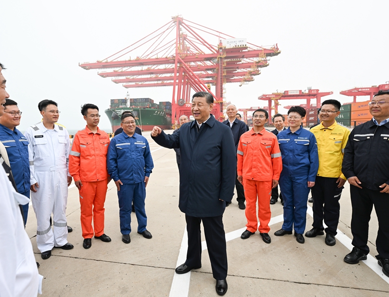 ??5月22日至24日，中共中央總書記、國家主席、中央軍委主席習(xí)近平在山東考察。這是22日下午，習(xí)近平在日照港親切慰問港口科技工作者、運(yùn)營人員、航運(yùn)人員。 