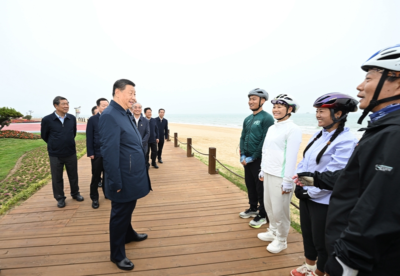 5月22日至24日，中共中央總書記、國家主席、中央軍委主席習(xí)近平在山東考察。這是22日下午，習(xí)近平在日照市陽光海岸綠道同市民親切交流。