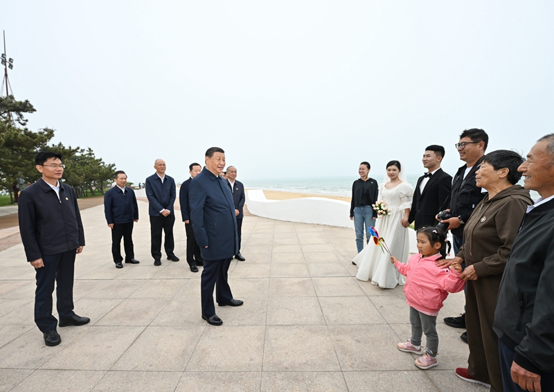 5月22日至24日，中共中央總書記、國家主席、中央軍委主席習(xí)近平在山東考察。這是22日下午，習(xí)近平在日照市陽光海岸綠道同市民親切交流。